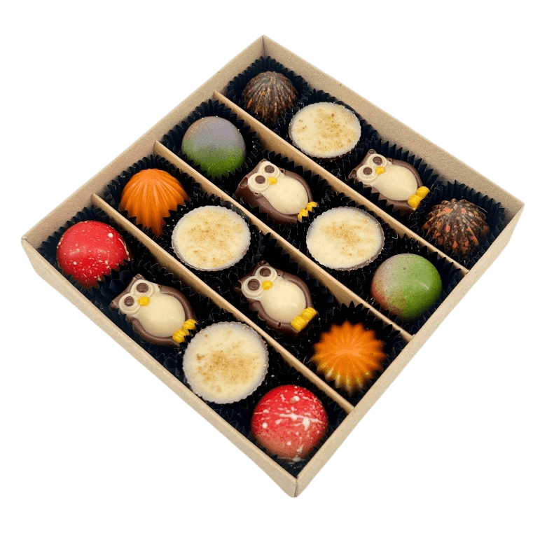 Mix van herfstpralines in een rode geschenkdoos