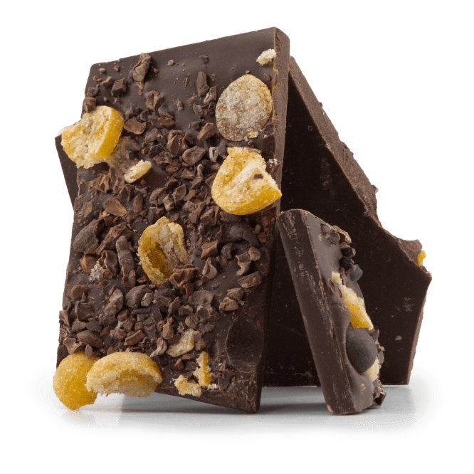 Gebroken repen pure chocolade met kumquat en cacaonibs