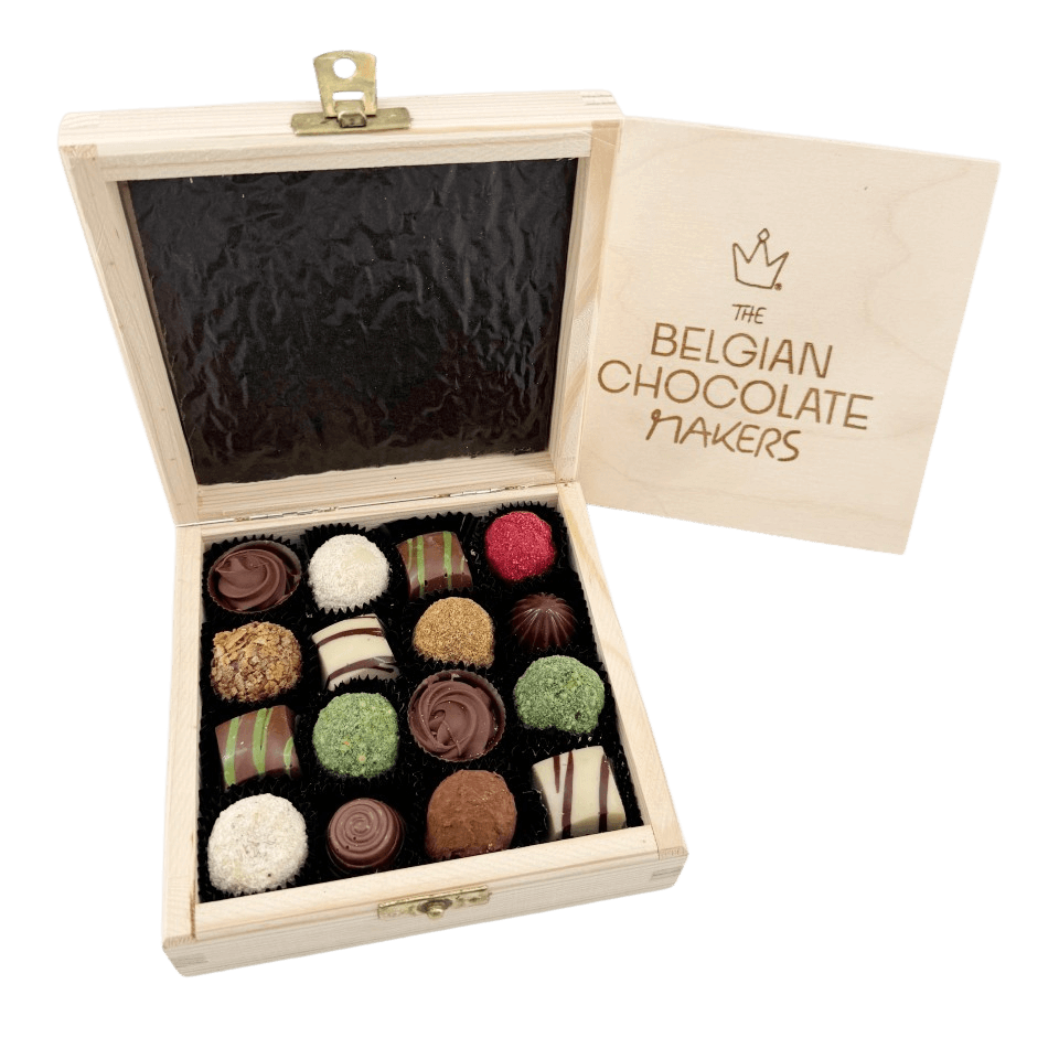 Houten geschenkdoos met 16 pralines en truffels