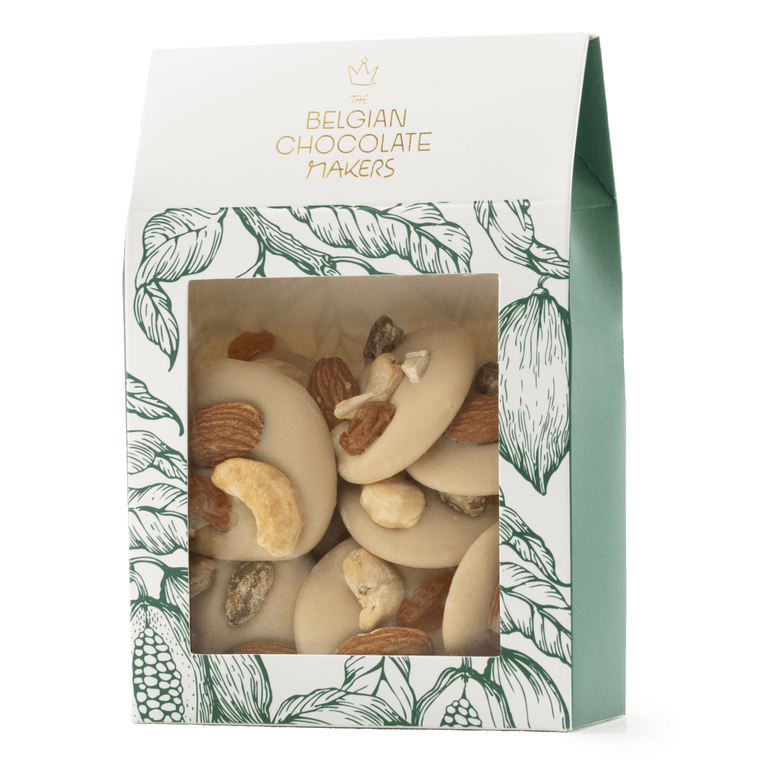 Witte chocolade mendiants met stukjes pistache, amandel, rozijnen en cashewnoten