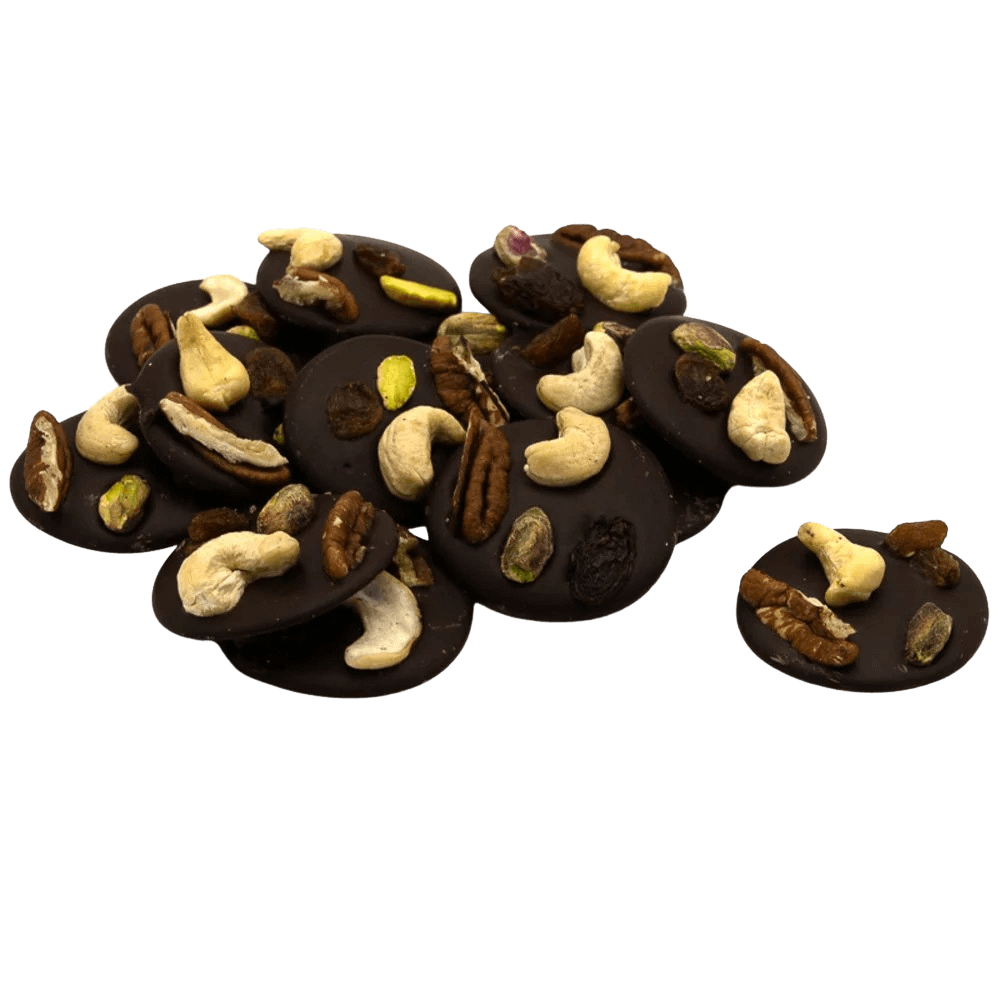 Mendiants van pure chocolade met stukjes cashew, pistache, rozijnen en pecannoten
